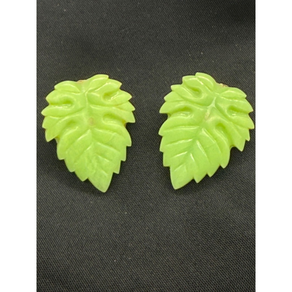 Vintage Lime Green Molded Plastic Leaf Clip On Earring Hong Kong Retro Botanical